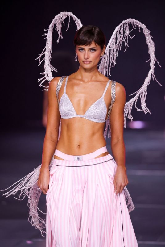 TAYLOR HILL Walks Runway at Victoria’s Secret Fashion Show at Duggal Greenhouse at Brooklyn Navy Yard in Brooklyn 10/15/2024
