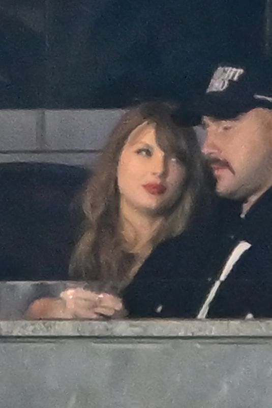 TAYLOR SWIFT and Travis Kelce at Game 1 of 2024 ALCS at Yankee Stadium in New York 10/14/2024