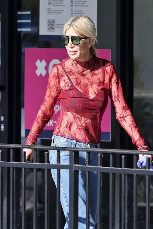TORI SPELLING Shopping at Icon Golf Carts in Calabasas 10/23/2024