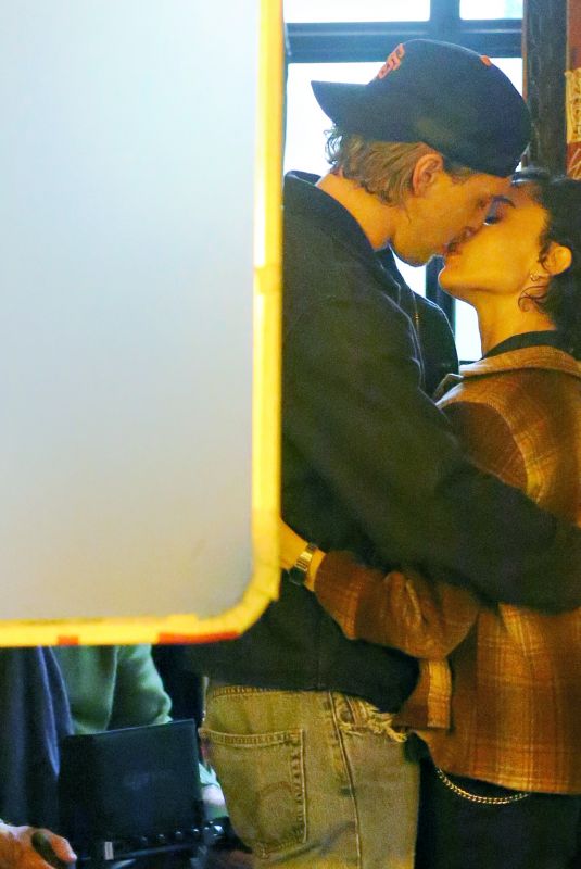 ZOE KRAVITZ Kisses Austin Butler on the Set of Caught Stealing in New York 10/02/2024