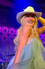 GWEN STEFANI Peforms in Brooklyn 11/17/2024