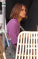 HALLE BERRY and Mark Ruffalo on the Set of Crime 101 in Venice Beach 11/07/2024