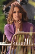 HALLE BERRY and Mark Ruffalo on the Set of Crime 101 in Venice Beach 11/07/2024