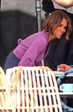HALLE BERRY and Mark Ruffalo on the Set of Crime 101 in Venice Beach 11/07/2024