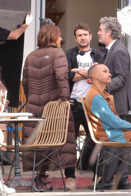 HALLE BERRY and Mark Ruffalo on the Set of Crime 101 in Venice Beach 11/07/2024