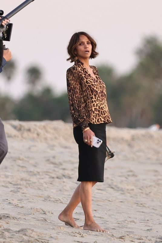 HALLE BERRY on the Set of Crime 101 on Venice Beach 11/06/2024