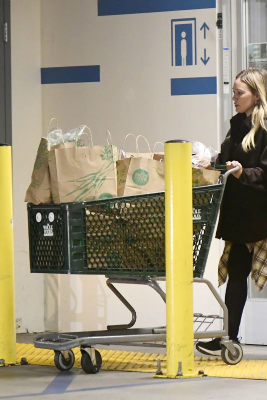 HILARY DUFF Shopping for Groceries at Whole Foods in Los Angeles 11/04/2024