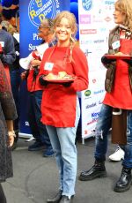 JADE PETTYJOHN Serves Good to Homeless at LA Mission in Los Angeles 11/27/2024