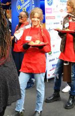 JADE PETTYJOHN Serves Good to Homeless at LA Mission in Los Angeles 11/27/2024