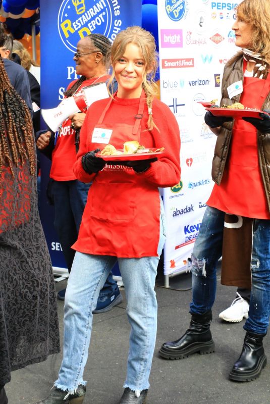 JADE PETTYJOHN Serves Good to Homeless at LA Mission in Los Angeles 11/27/2024