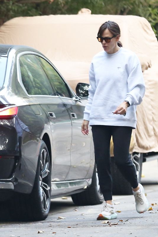 JENNIFER GARNER Out and About in Brentwood 11/23/2024