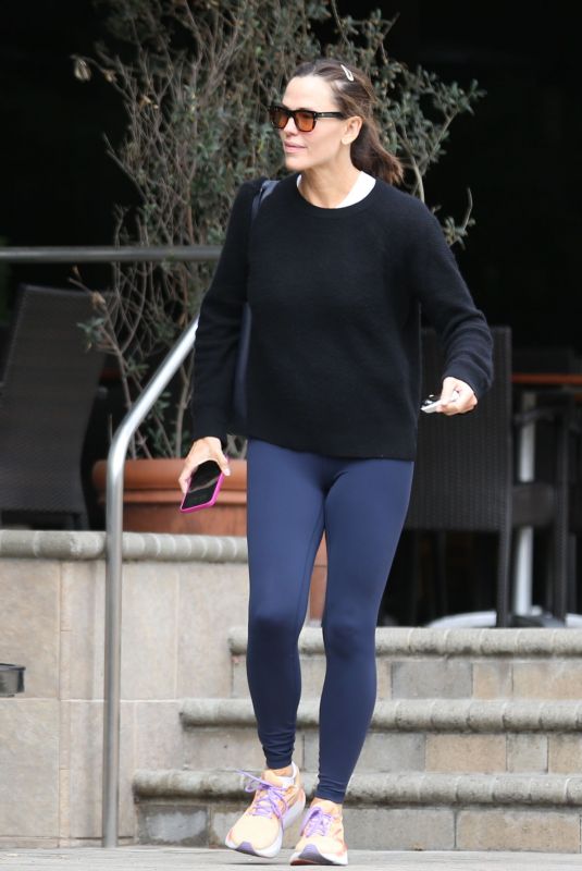 JENNIFER GARNER Out and About in Los Angeles 11/26/2024