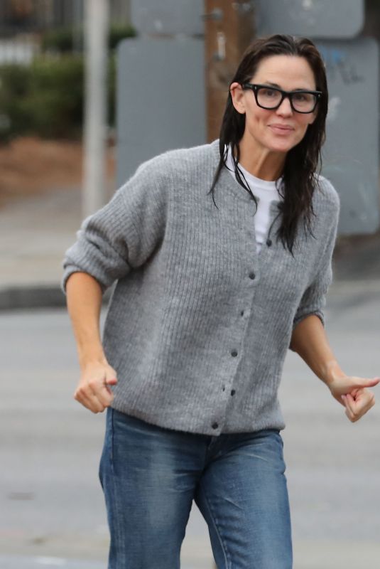 JENNIFER GARNER Out with Wet Hair in LOs Angeles 11/26/2024