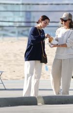 JESSICA ALBA Stop at a Beachside Fruit Cart 11/07/2024