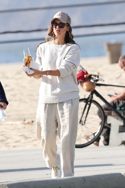 JESSICA ALBA Stop at a Beachside Fruit Cart 11/07/2024