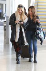 JESSICA SIMPSON Arrives at LAX Airport 11/04/2024