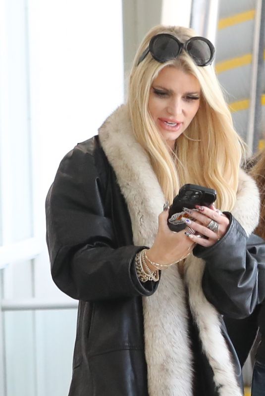 JESSICA SIMPSON Arrives at LAX Airport 11/04/2024