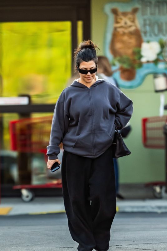 KOURTNEY KARDASHIAN Shopping at Trader Joe