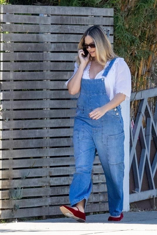 MARGOT ROBBIE Out with Family for First Time in Los Angeles 11/04/2024