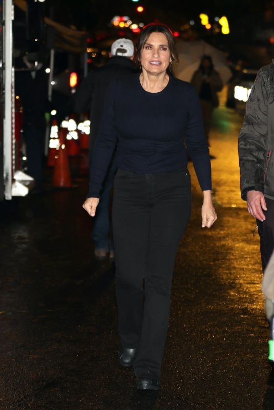 MARISKA HARGITAY Braves the Rain to Film at Law and Order: SVU Set in New York 11/23/2024