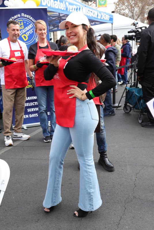 MAYRA VERONICA Serves Food to Homeless at LA Mission in Los Angeles 11/27/2024
