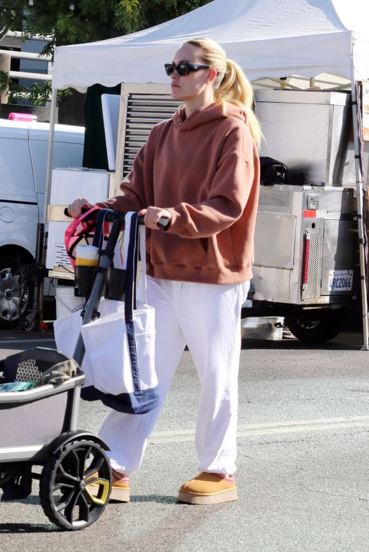 PETA MURGATROYD Shopping at Studio City Farmers Market 11/10/2024