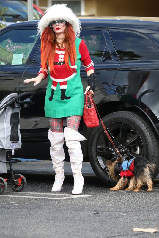 PHOEBE PRICE in Christmas Gear Shopping at Local Farmers Market 11/27/2024