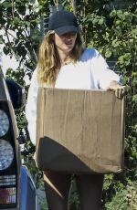 Pregnant GISELE BUNDCHEN Moving Boxes from Her Old House in Miami 11/10/2024