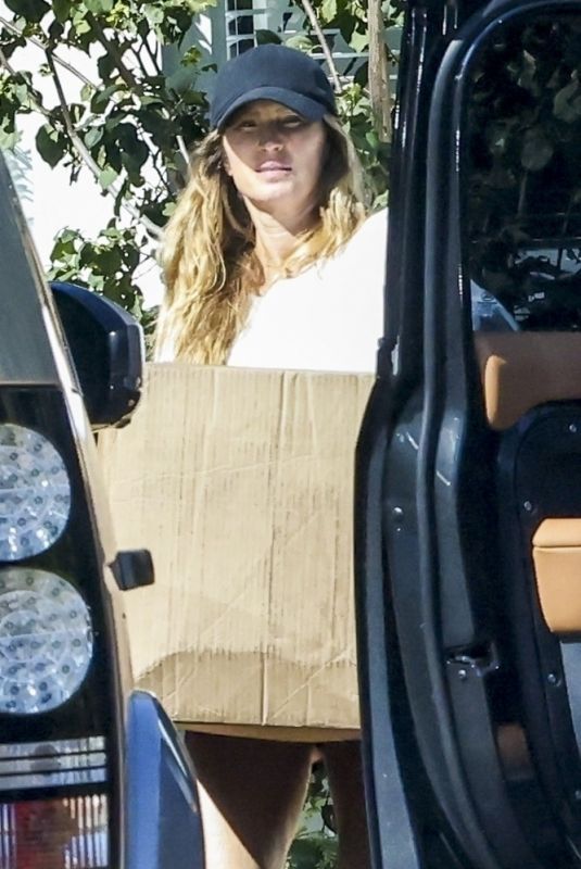 Pregnant GISELE BUNDCHEN Moving Boxes from Her Old House in Miami 11/10/2024