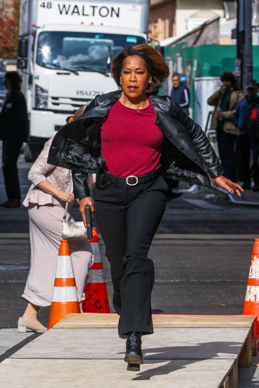 REGINA KING on the Set of Caught Stealing in Brooklyn 11/04/2024