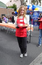 SARA PAXTON Serves Food to Homeless at LA Mission in Los Angeles 11/27/2024