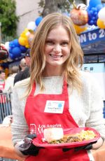 SARA PAXTON Serves Food to Homeless at LA Mission in Los Angeles 11/27/2024