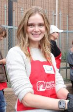 SARA PAXTON Serves Food to Homeless at LA Mission in Los Angeles 11/27/2024