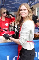 SARA PAXTON Serves Food to Homeless at LA Mission in Los Angeles 11/27/2024