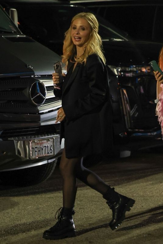 SARAH MICHELLE GELLAR Arrives at Sabrina Carpenter