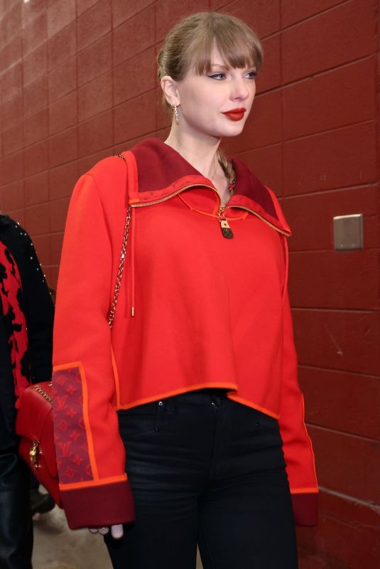 TAYLOR SWIFT Arrives at Las Vegas Raiders vs Kansas City Chiefs Game in Kansas City 11/29/2024