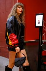 TAYLOR SWIFT Arrives at Tampa Bay Buccaneers vs Kansas City Chiefs Game at Arrowhead Stadium in Kansas City 11/04/2024