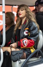 TAYLOR SWIFT Arrives at Tampa Bay Buccaneers vs Kansas City Chiefs Game at Arrowhead Stadium in Kansas City 11/04/2024