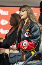 TAYLOR SWIFT Arrives at Tampa Bay Buccaneers vs Kansas City Chiefs Game at Arrowhead Stadium in Kansas City 11/04/2024