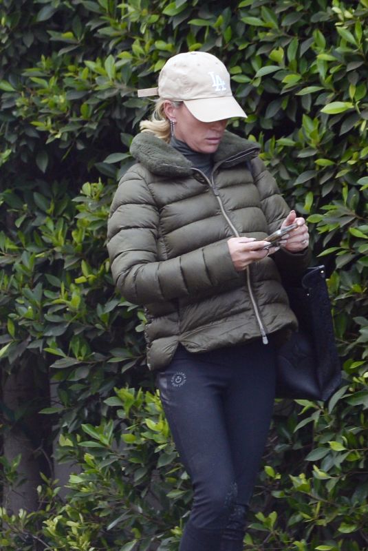 TEDDI MELLENCAMP Grabbing An Uber in Los Angeles 11/02/2024