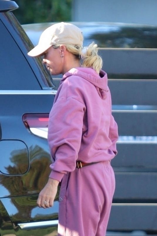 TEDDI MELLENCAMP Visiting Her Friend