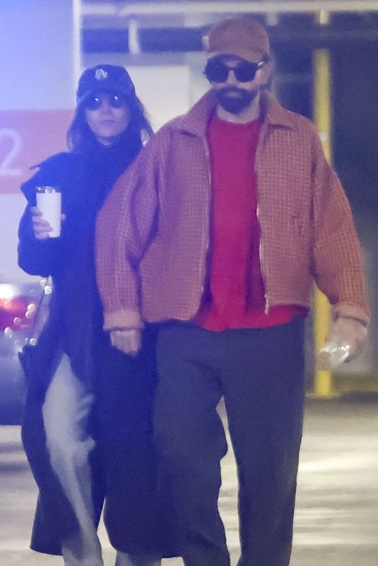 ELIZABETH OLSEN and Robbie Arnett Shopping at Trader Joe