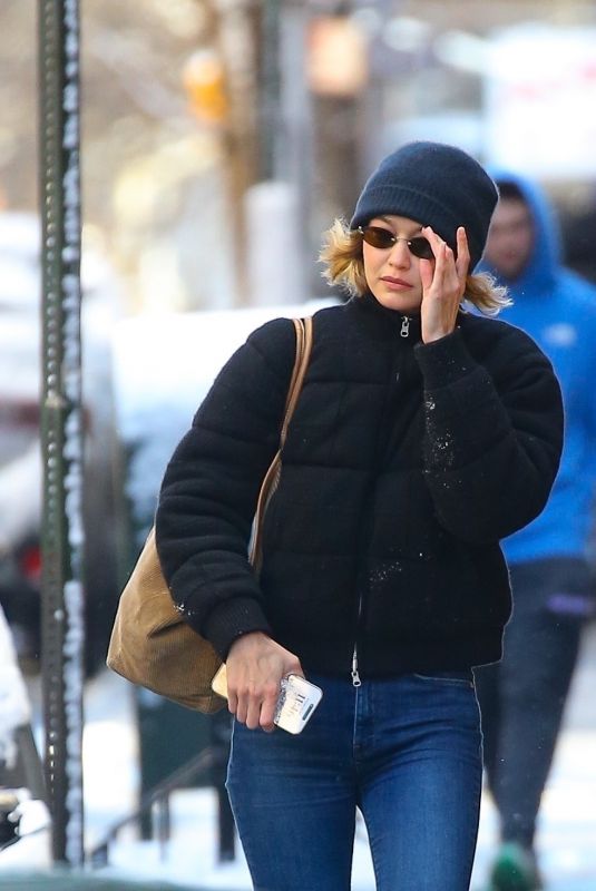 GIGI HADID Leaves Bradley Cooper