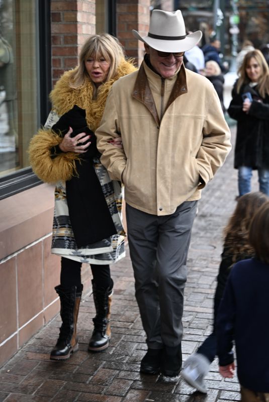 GOLDIE HAWN and Kurt Russell Out Shopping in Aspen 12/26/2024