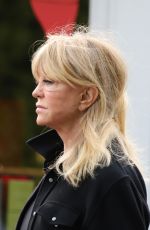 GOLDIE HAWN on Holiday Shopping at Brentwood Country Mart 12/11/2024
