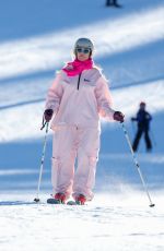 HEIDI and LENI KLUM Hits Aspen Slopes 12/20/2024