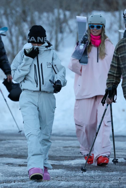 HEIDI and LENI KLUM Hits Aspen Slopes 12/20/2024