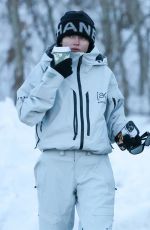HEIDI and LENI KLUM Hits Aspen Slopes 12/20/2024