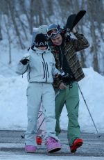 HEIDI and LENI KLUM Hits Aspen Slopes 12/20/2024