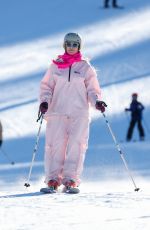 HEIDI and LENI KLUM Hits Aspen Slopes 12/20/2024